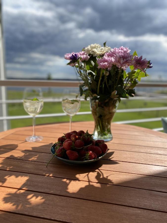 Modernes Apartment Am Hafen Mit Seeblick โกรสเรสเชน ภายนอก รูปภาพ