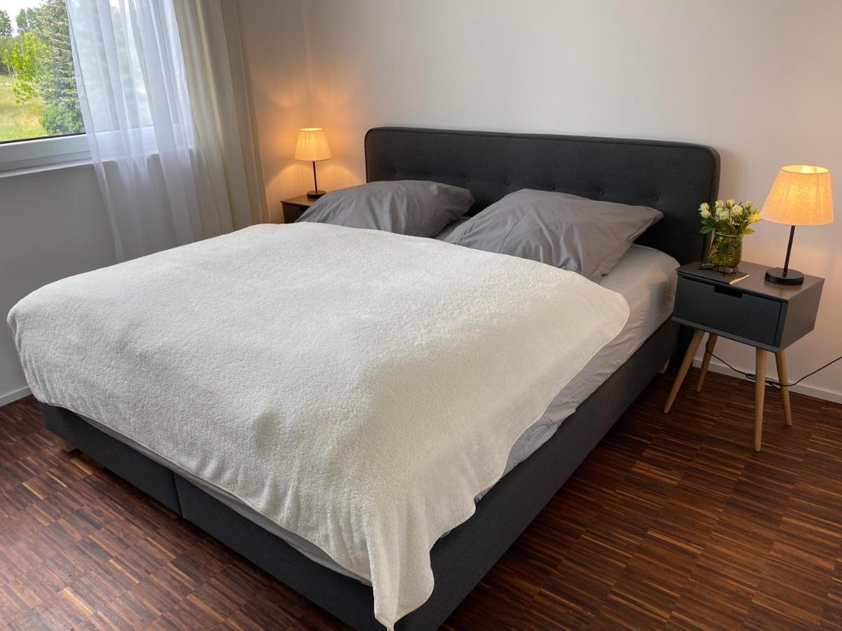Modernes Apartment Am Hafen Mit Seeblick โกรสเรสเชน ภายนอก รูปภาพ
