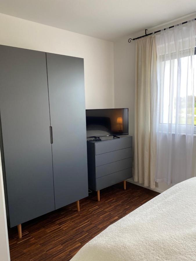 Modernes Apartment Am Hafen Mit Seeblick โกรสเรสเชน ภายนอก รูปภาพ