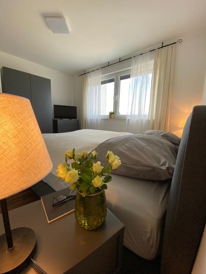 Modernes Apartment Am Hafen Mit Seeblick โกรสเรสเชน ภายนอก รูปภาพ
