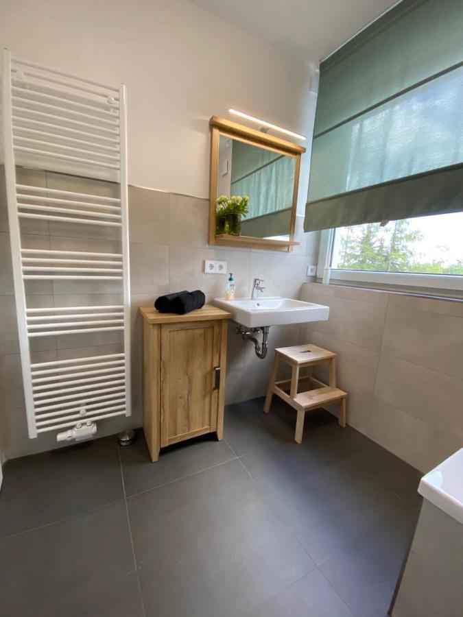 Modernes Apartment Am Hafen Mit Seeblick โกรสเรสเชน ภายนอก รูปภาพ